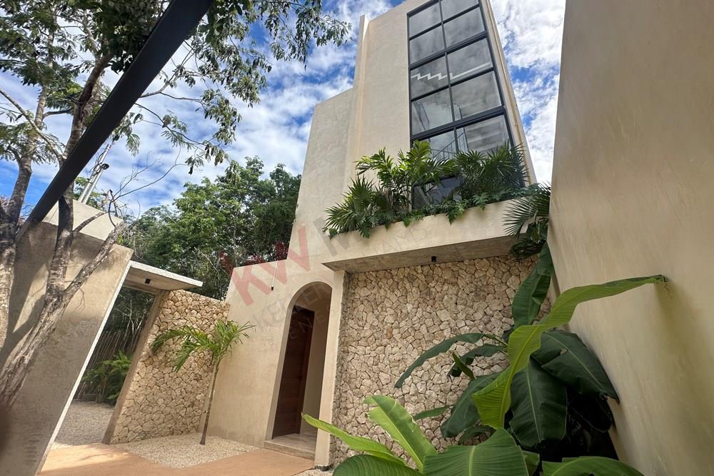 Estupenda villa Luxury amueblada y equipada, Alberca, 5 recamaras, 4 niveles, roof top con balcón y techo pergolado, ideal para rentas Vacacionales