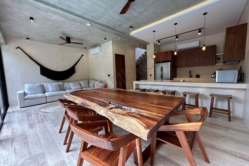 Estupenda villa Luxury amueblada y equipada, Alberca, 5 recamaras, 4 niveles, roof top con balcón y techo pergolado, ideal para rentas Vacacionales