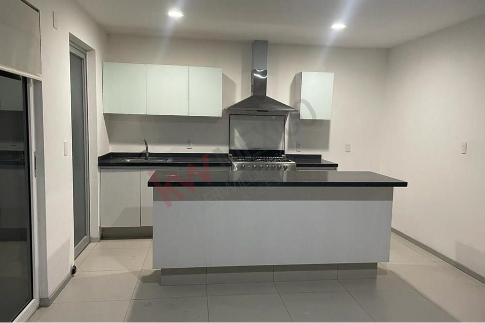 Casa lista para habitar de dos niveles en Juriquilla Santa Fe