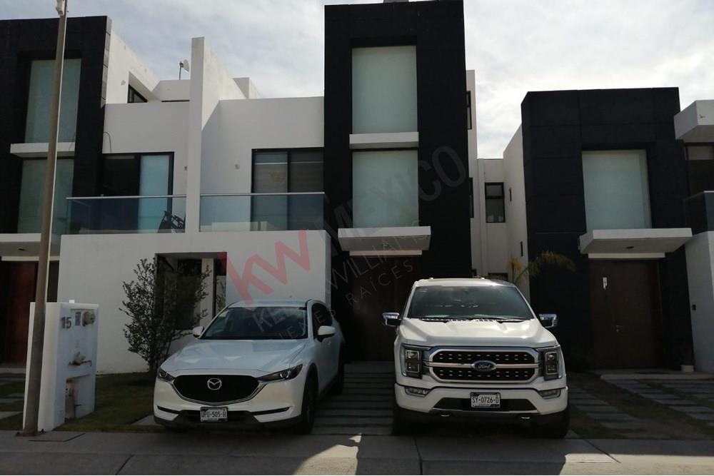 EXCELENTA CASA EN RENTA EN CONDOMINIO PONTEVEDRA 11 EN FRACCIONAMIENTO VALLE JURIQUILLA 11, CUENTA CON AMENIDADES Y VIGILACIA 24/7