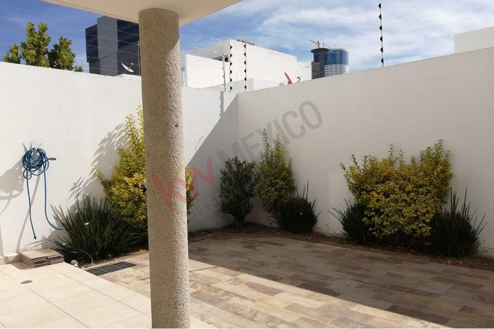 EXCELENTA CASA EN RENTA EN CONDOMINIO PONTEVEDRA 11 EN FRACCIONAMIENTO VALLE JURIQUILLA 11, CUENTA CON AMENIDADES Y VIGILACIA 24/7