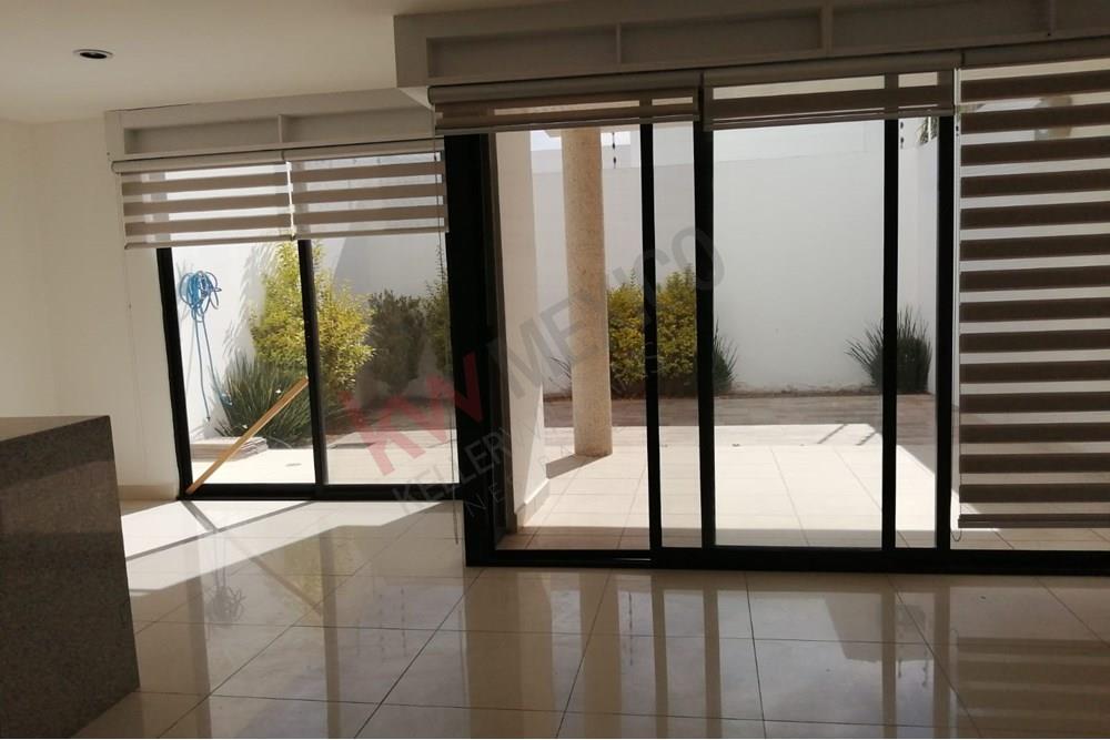 EXCELENTA CASA EN RENTA EN CONDOMINIO PONTEVEDRA 11 EN FRACCIONAMIENTO VALLE JURIQUILLA 11, CUENTA CON AMENIDADES Y VIGILACIA 24/7