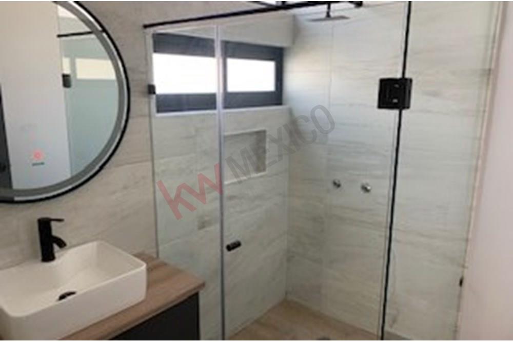 CASA RECIÉN REMODELADA, LISTA PARA ESTRENAR, MILENIO III, QUERETARO, RECAMARA EN PLANTA BAJA 253 m2.
