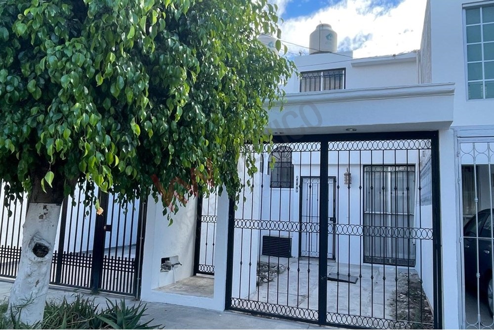 CASA EN VENTA EN JARDINES DEL VALLE - A 5 MINUTOS DE REAL CENTER