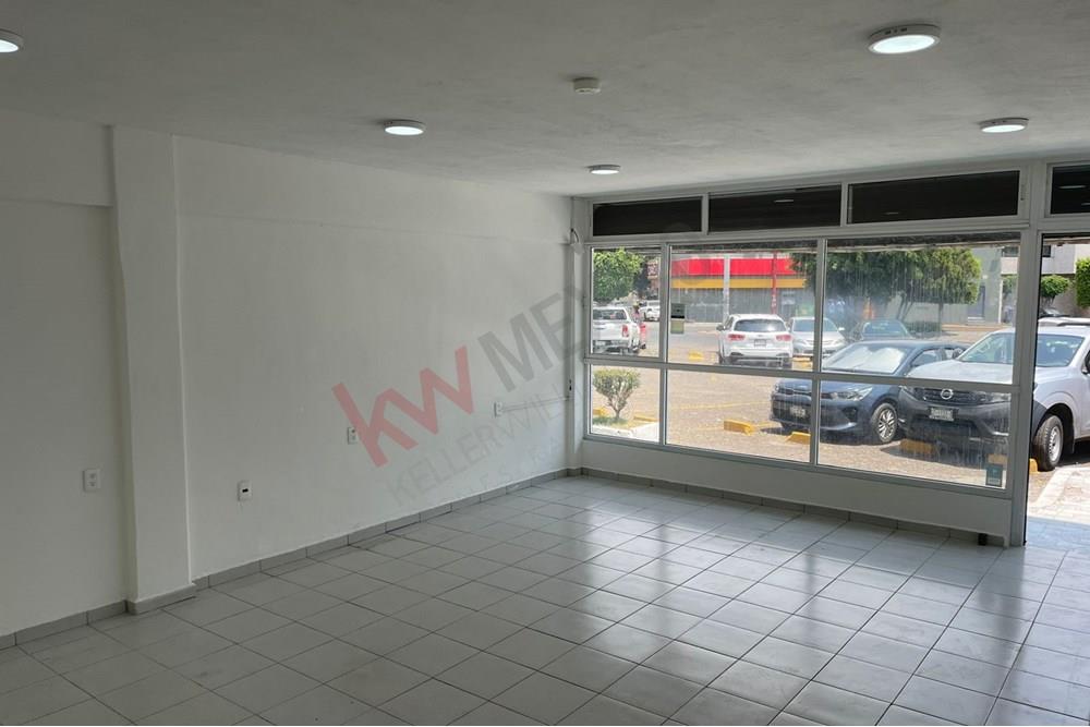 Local en Renta muy bien ubicado en plaza comercial Seuz en jardines de la hacienda