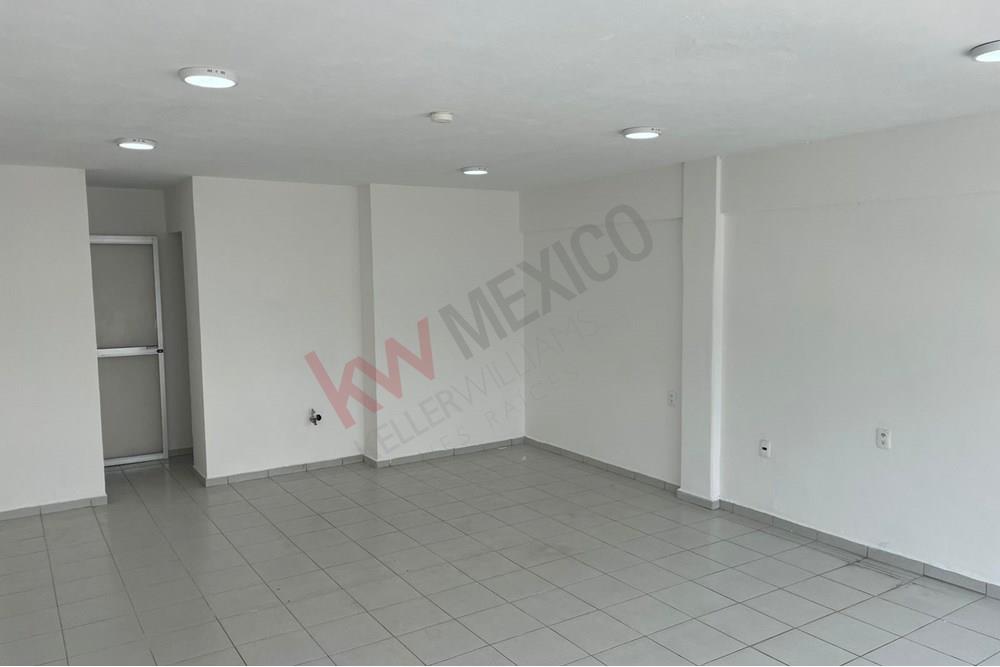 Local en Renta muy bien ubicado en plaza comercial Seuz en jardines de la hacienda