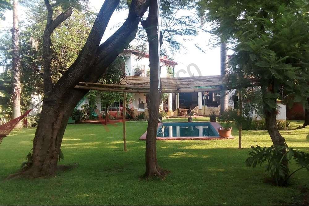 Venta de casa sola con jardín y alberca en Chiconcuac, Xochitepec Morelos