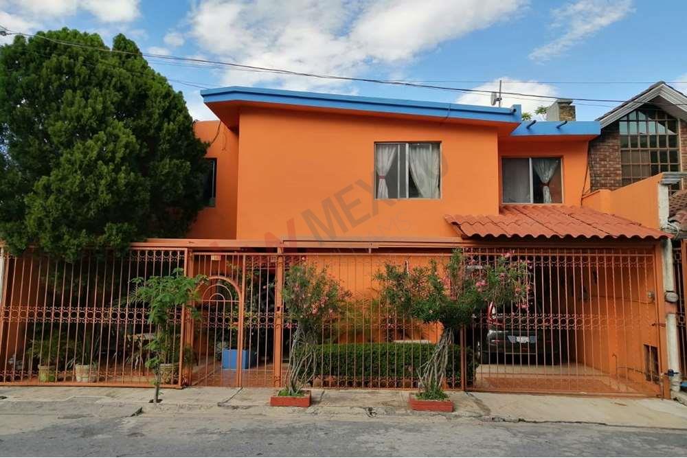 Casa en Venta Cumbres 2do sector, con Excelente ubicación a dos cuadras de Av. Leones