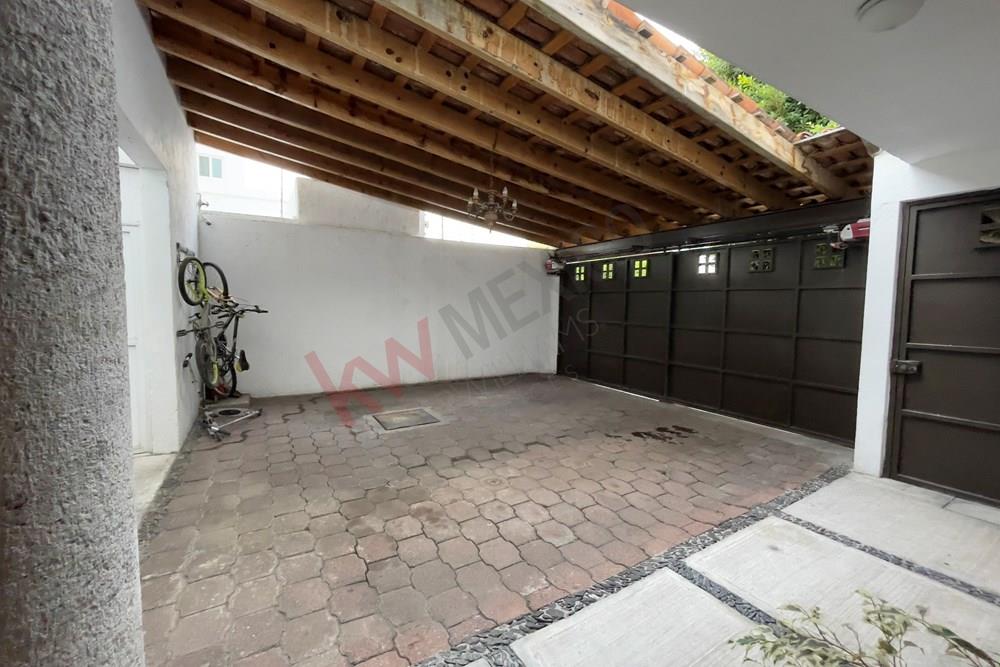 Acogedora Casa en Venta en Colinas del Cimatario: Ubicación Privilegiada en Querétaro