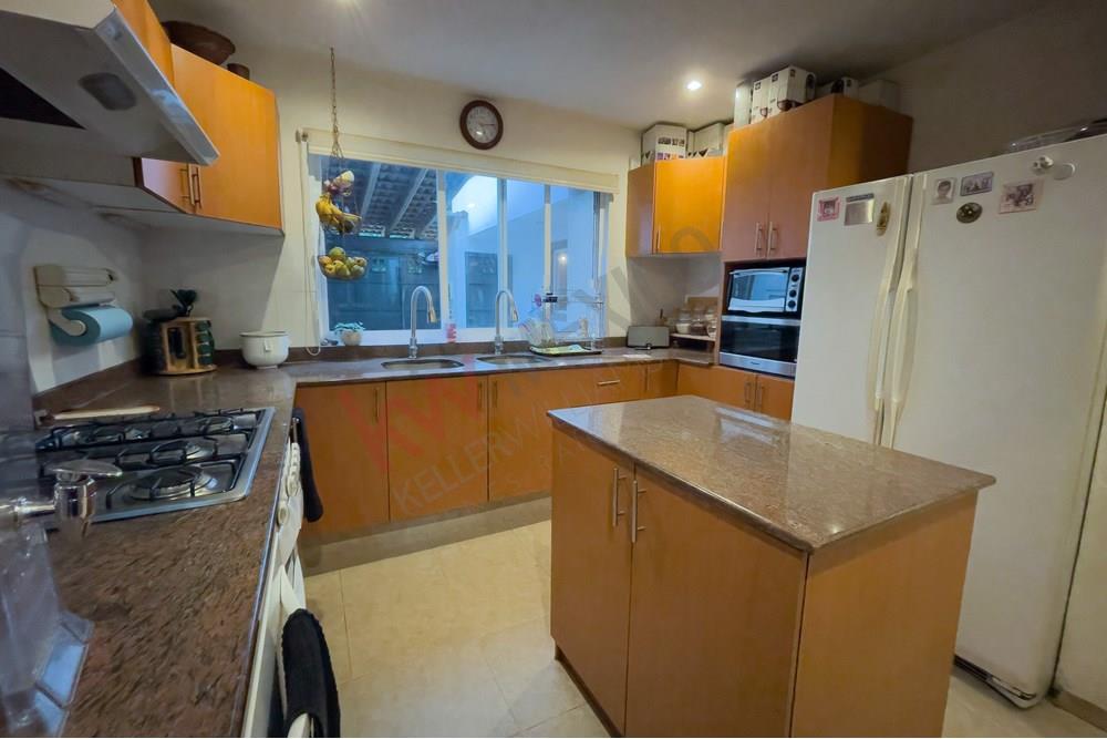 Acogedora Casa en Venta en Colinas del Cimatario: Ubicación Privilegiada en Querétaro