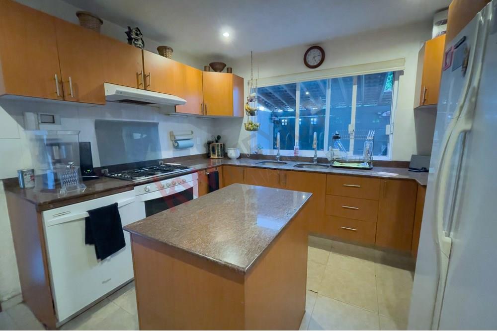 Acogedora Casa en Venta en Colinas del Cimatario: Ubicación Privilegiada en Querétaro