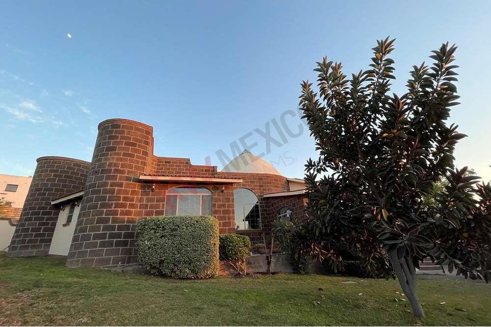 Casa ubicada en Vista Real en venta tipo campestre, con amplio jardín y  jacuzzi en Corregidora,