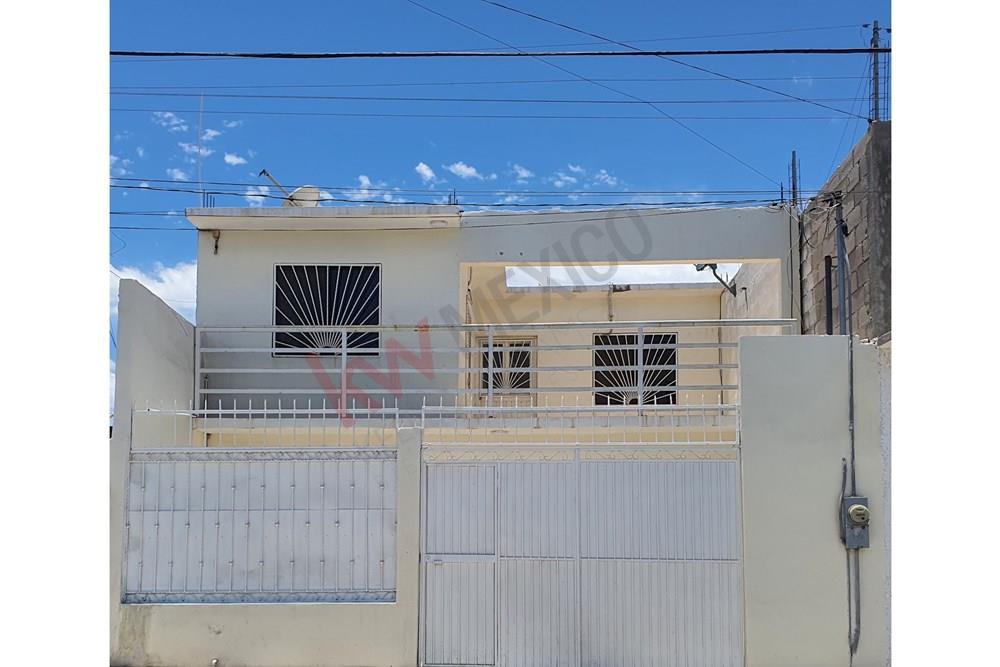 Propiedad en renta con ubicación ideal para oficinas, consultorio o casa habitación.