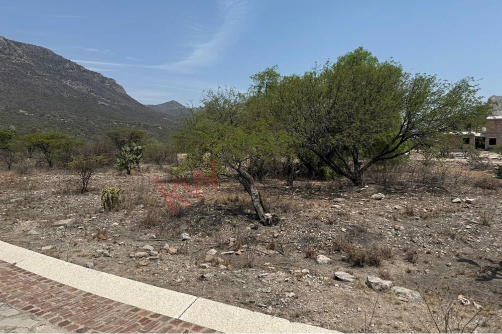 Venta de terreno plano en exclusivo fraccionamiento a la entrada de Bernal