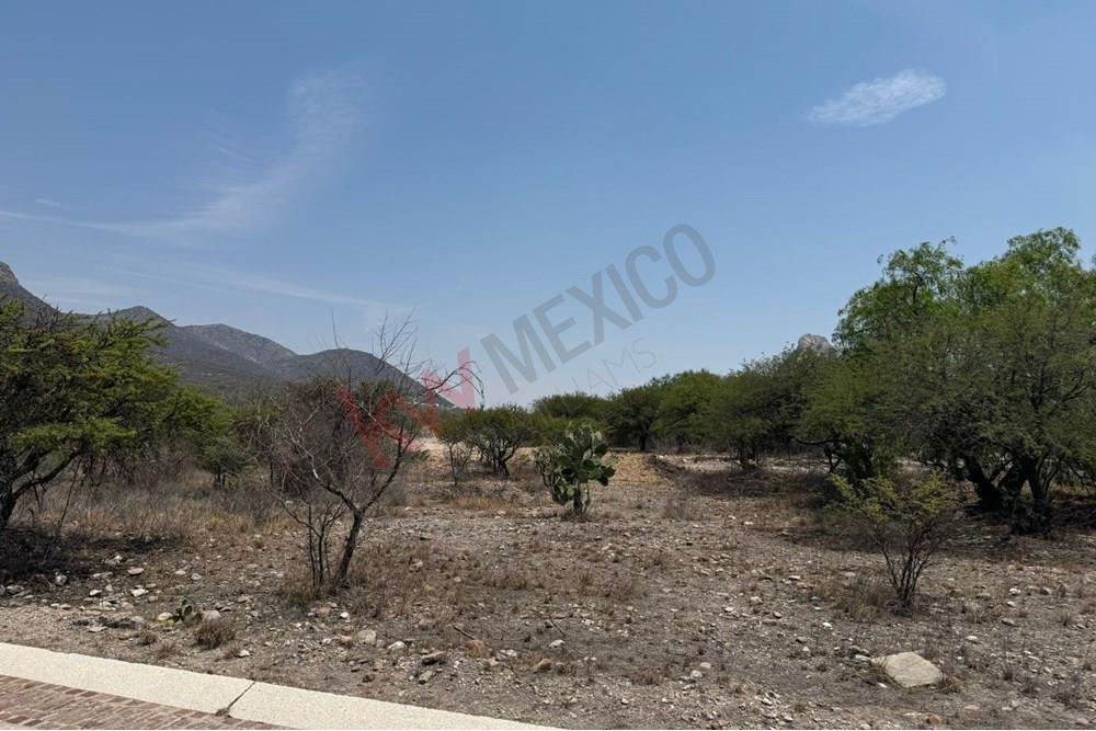 Venta de terreno plano en exclusivo fraccionamiento a la entrada de Bernal
