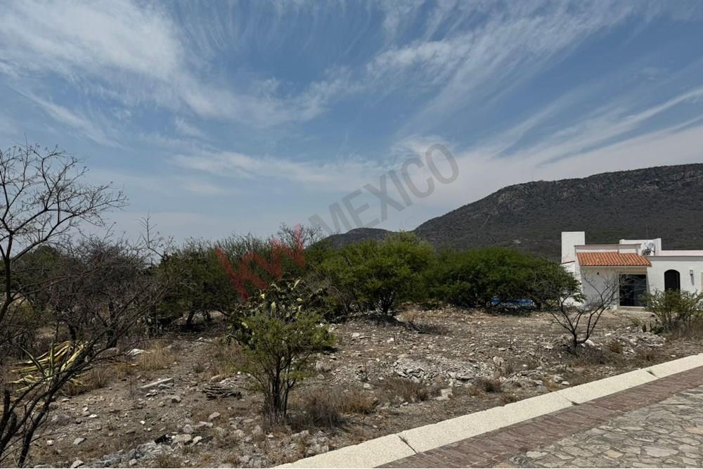 Venta de terreno plano en exclusivo fraccionamiento a la entrada de Bernal