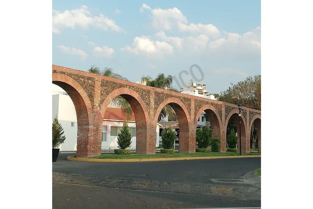 Terreno en venta magnificas vistas en Corregidora Incluye algunas construcciones en obra negra excelente oportunidad de inversión