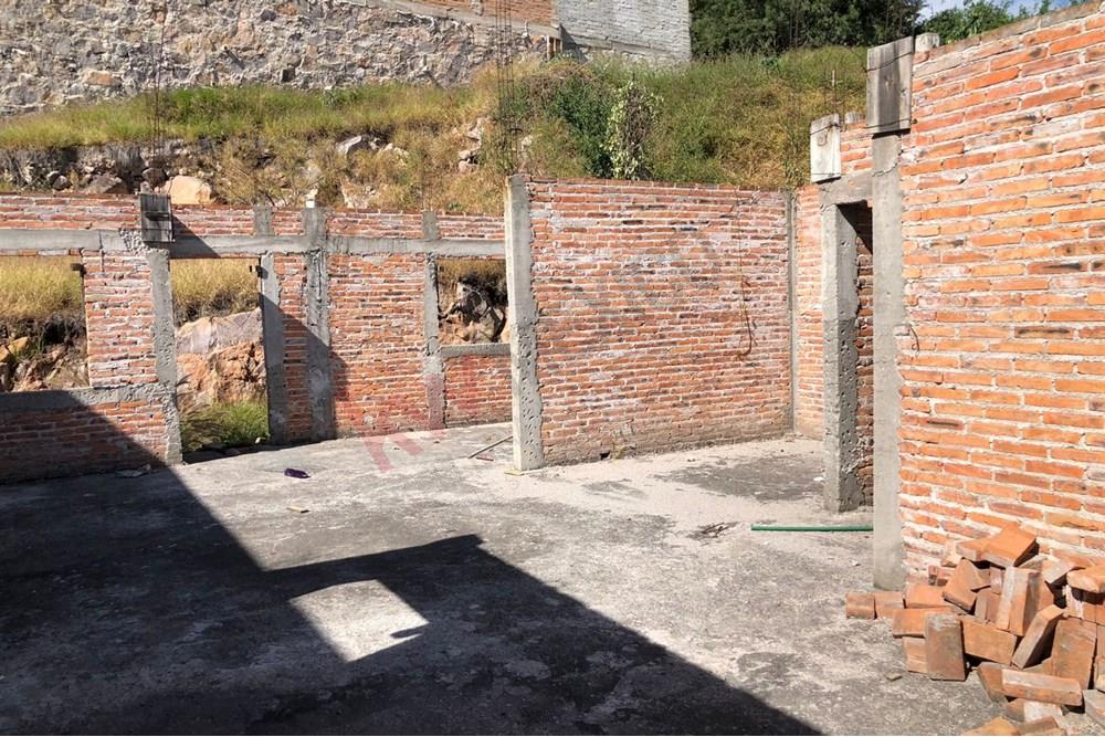 Terreno en venta magnificas vistas en Corregidora Incluye algunas construcciones en obra negra excelente oportunidad de inversión