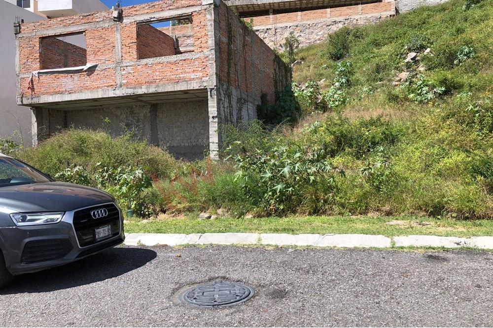 Terreno en venta magnificas vistas en Corregidora Incluye algunas construcciones en obra negra excelente oportunidad de inversión