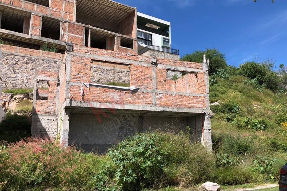 Terreno en venta magnificas vistas en Corregidora Incluye algunas construcciones en obra negra excelente oportunidad de inversión