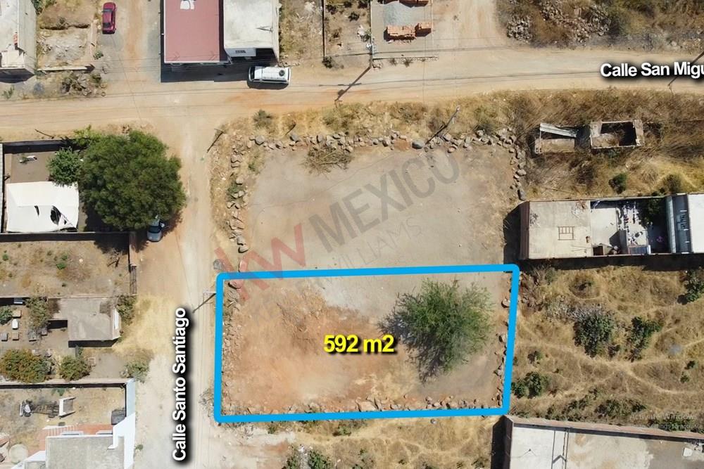 AMPLIO TERRENO MUY CERCA DE LA UNIVERSIDAD DE GUADALAJARA