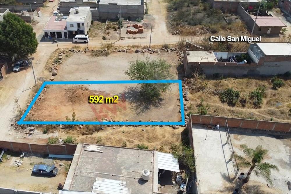 AMPLIO TERRENO MUY CERCA DE LA UNIVERSIDAD DE GUADALAJARA