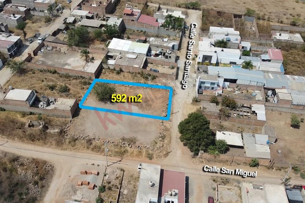 AMPLIO TERRENO MUY CERCA DE LA UNIVERSIDAD DE GUADALAJARA