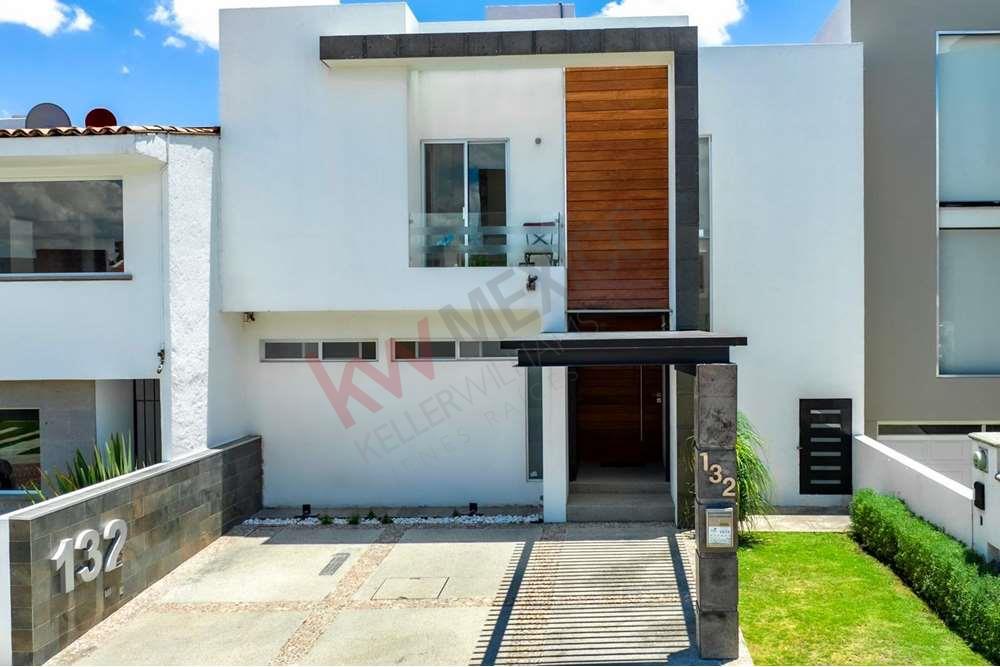 VENTA CASA CUMBRES DEL LAGO JURIQUILLA CUARTO DE SERVICIO Y JARDIN AMPLIO