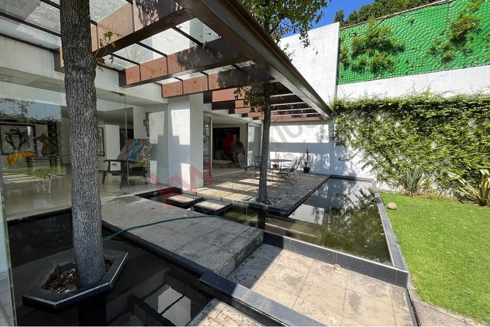 Casa Vanguardista en Jardines del Pedregal, Calle Fuego, 970 m2 con precioso jardín. 7/8 Autos