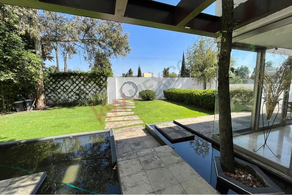 Casa Vanguardista en Jardines del Pedregal, Calle Fuego, 970 m2 con precioso jardín. 7/8 Autos