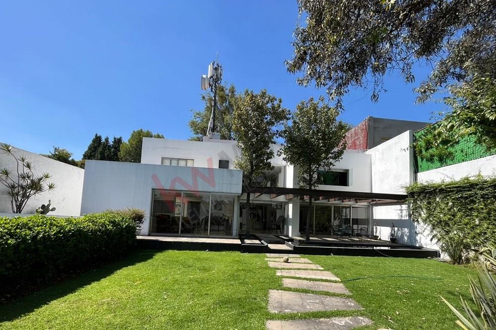 Casa Vanguardista en Jardines del Pedregal, Calle Fuego, 970 m2 con precioso jardín. 7/8 Autos