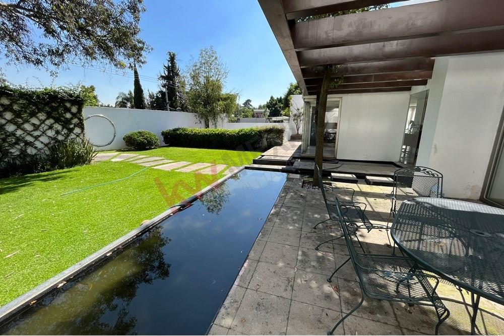 Casa Vanguardista en Jardines del Pedregal, Calle Fuego, 970 m2 con precioso jardín. 7/8 Autos