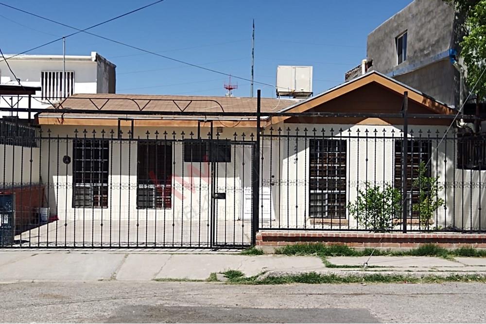 Se renta casa de un piso centrica cerca de la avenida plutarco elias calles ideal para oficinas, consultorios, despachos o simplemente vivir