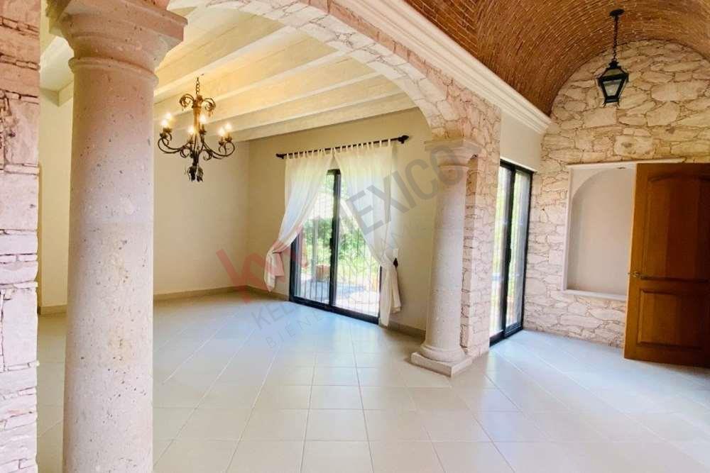 Casa Tabaqueros, Con amplio jadin, 4 recamaras, un solo piso, en marmol y cantera boveda catalana, en Villa de Los Frailes.