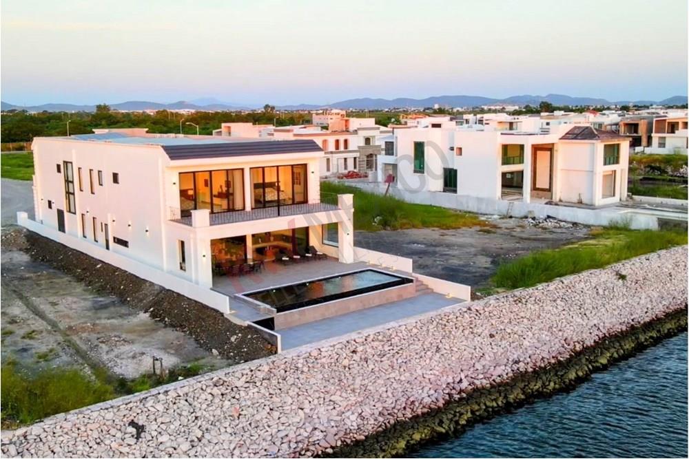 Espectacular Casa en Venta en Fracc. el Cid frente al Canal de Navegación