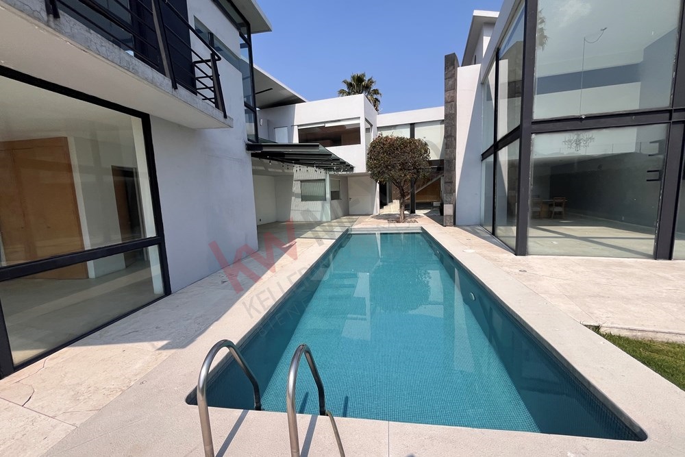 RENTA DE LUJOSA CASA CON ALBERCA EN LOMA DE VALLESCONDIDO ZONA ESMERALDA