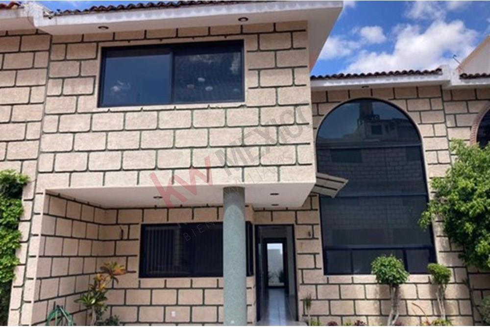 Se renta casa en Loma Dorada con estudio en planta baja y cuarto de servicio