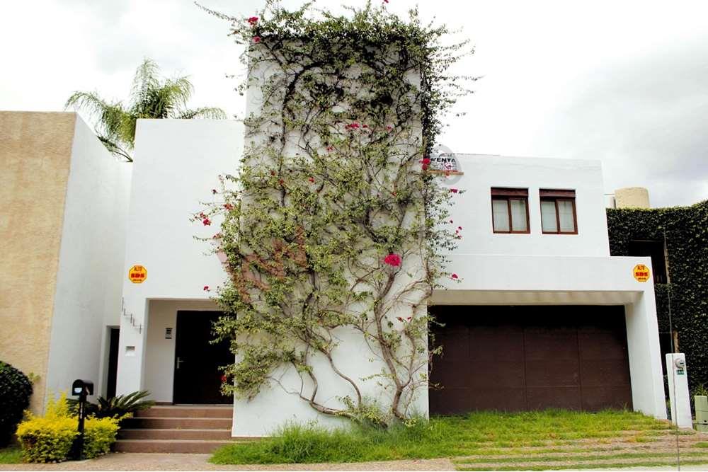Casa en venta dentro de Privada en La Loma, acceso directo a Club Deportivo. $5,800,000 San Luis Potosí.