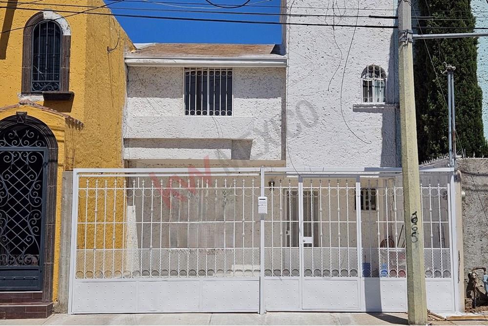 Se renta casa sin amueblar cerca del parque central