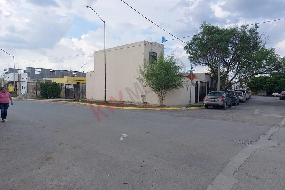¡Casa en Venta Esquina - Ideal para Familias y Negocios! Fraccionamiento Vistas del Rio Juarez Nuevo Leon