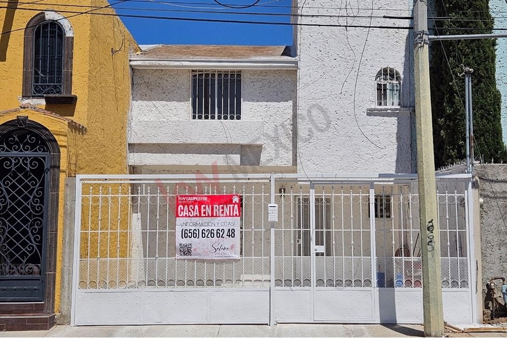 Se RENTA casa cerca al Parque Central en fraccionamiento con acceso controlado