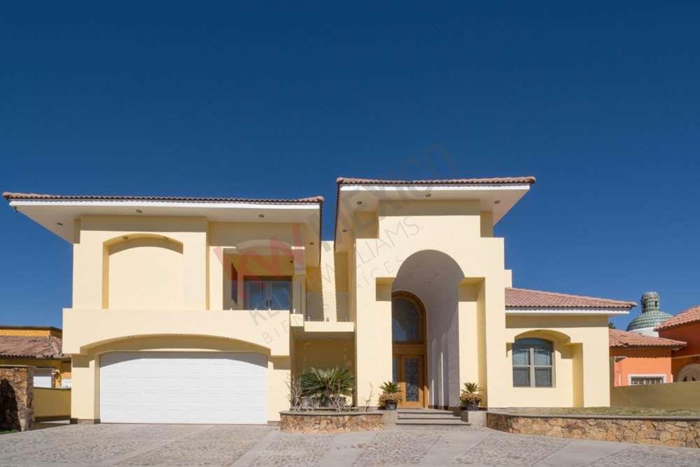 RESIDENCIA DE LUJO CON PISCINA, EN BUENA UBICACIÓN, ZONA GOMEZ MORIN,  RECAMARA EN PLANTA BAJA, CASA CON FINOS ACABADOS.