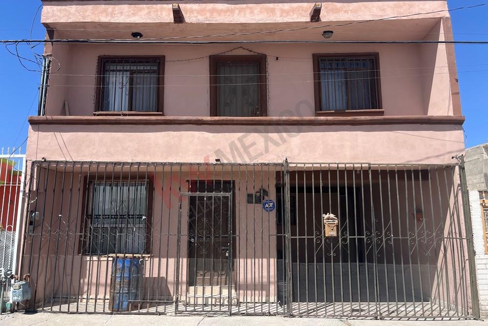 CASA EN VENTA DE DOS PISOS CON AMPLIOS ESPACIOS EN FRACCIONAMIENTO OASIS  REVOLUCION, A 3 CUADRAS