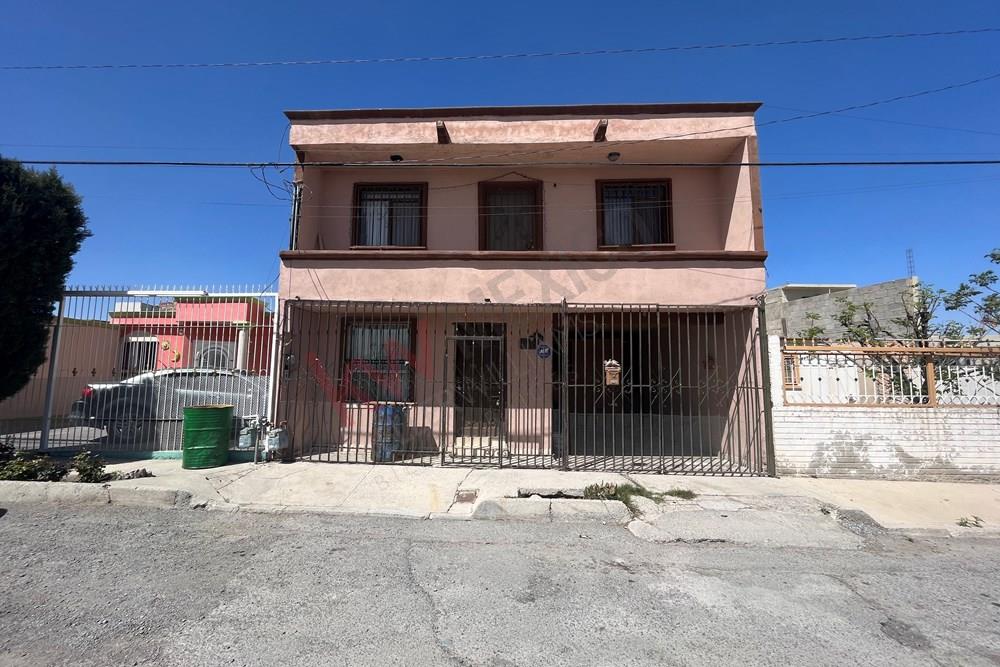 CASA EN VENTA DE DOS PISOS CON AMPLIOS ESPACIOS EN FRACCIONAMIENTO OASIS  REVOLUCION, A 3 CUADRAS