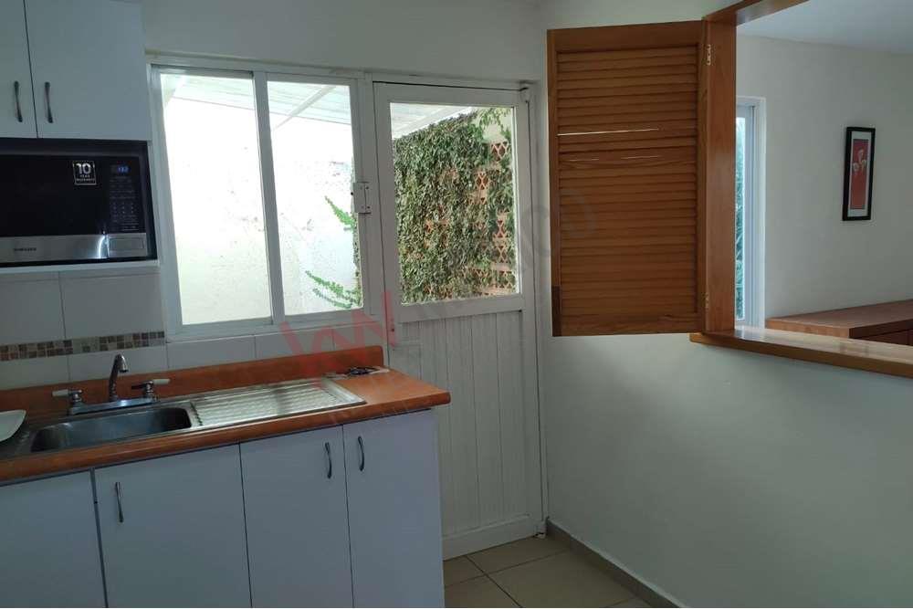 CASA AMUEBLADA Y EQUIPADA EN RENTA DENTRO DE PRIVADA CLAUSTROS DEL CAMPESTRE / CORREGIDORA / QUERETARO