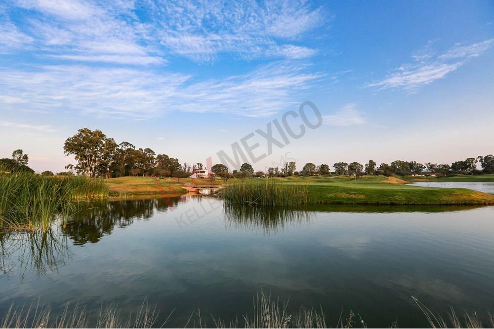 terreno al pie del Lago en el campo de golf Zirándaro