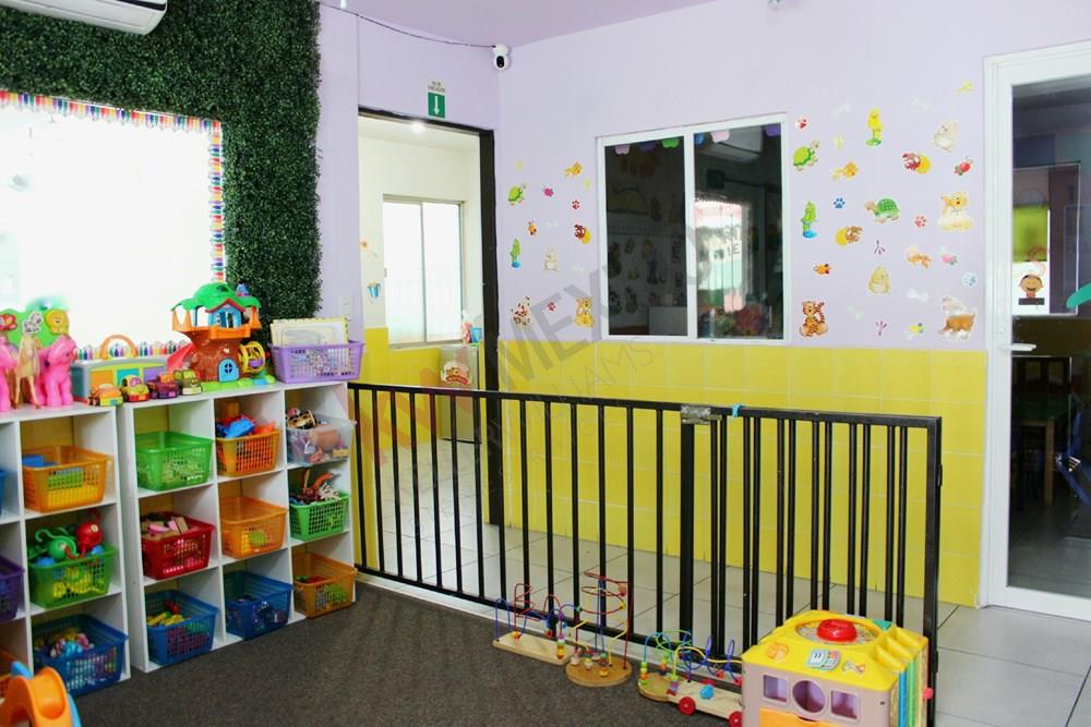 PROPIEDAD PARA GIRO COMERCIAL, EDUCACION U OFICINA EN ZONA CENTRICA DE SANTA CATARINA.