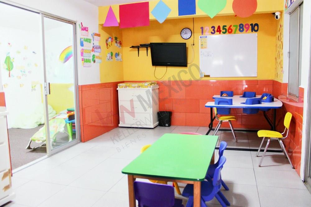 PROPIEDAD PARA GIRO COMERCIAL, EDUCACION U OFICINA EN ZONA CENTRICA DE SANTA CATARINA.