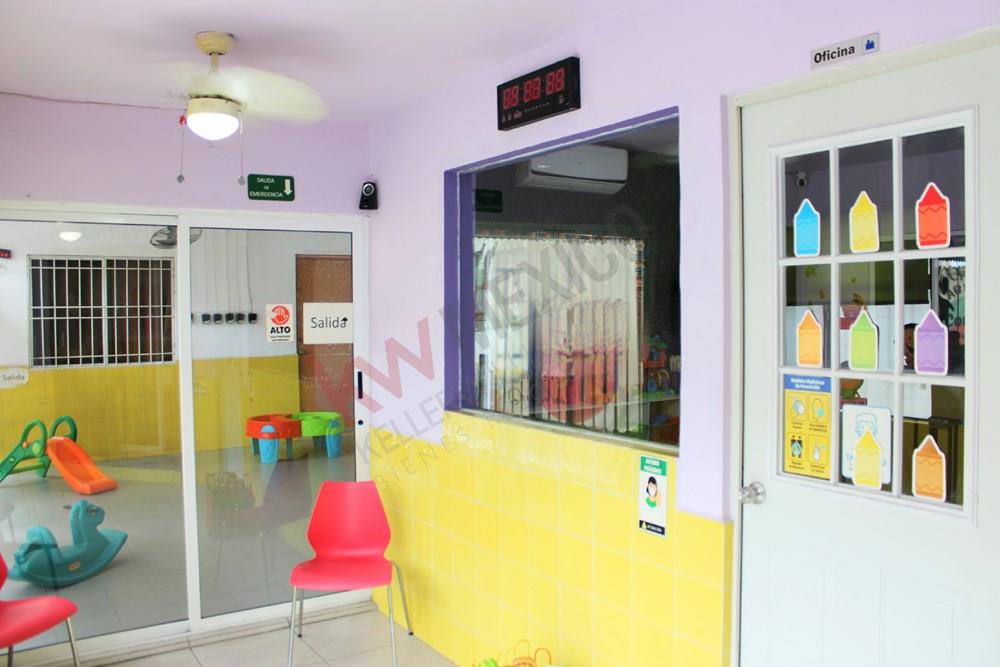 PROPIEDAD PARA GIRO COMERCIAL, EDUCACION U OFICINA EN ZONA CENTRICA DE SANTA CATARINA.