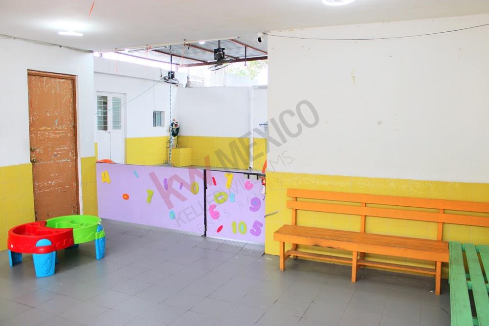 PROPIEDAD PARA GIRO COMERCIAL, EDUCACION U OFICINA EN ZONA CENTRICA DE SANTA CATARINA.